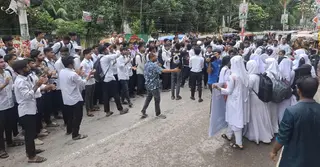 বিএসসির দাবিকে অযৌক্তিক জানিয়ে টাঙ্গাইলে ডিপ্লোমাধারীদের বিক্ষোভ